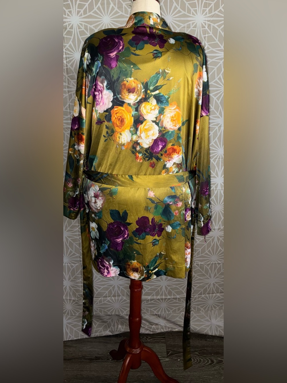 Printed Stretch Satin Robe (Renaissance Roses Green Moss, Size 22/24) - Picture 7 of 12